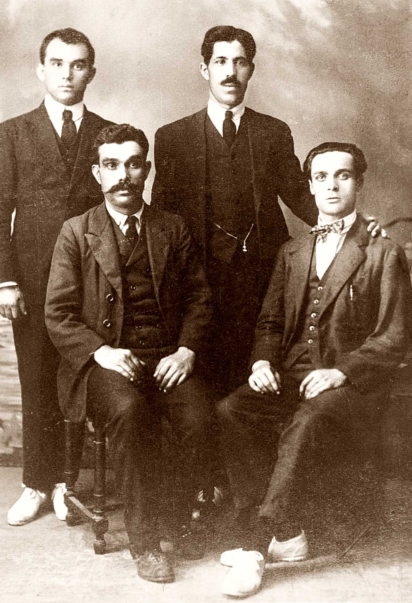 Membres del Comitè Peninsular de la FAI. D'esquerra a dreta drets: Ácrato Lluly i desconegut; d'esquerra a dreta asseguts: Manuel Joaquim de Sousa i Sebastià Clarà Sardó (Barcelona, 12 de novembre de 1930)