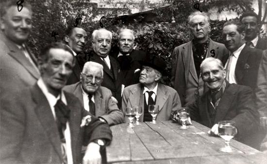 Giovanni Forbicini (al centre assegut amb capell) amb altres companys anarquistes (Armando Borghi està marcat amb el número 2) reunits per festejar el seu vuitantè aniversari (Roma, 1954)