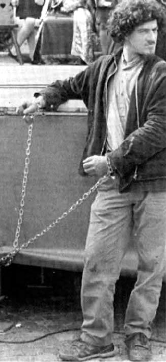Edoardo Massari ("Baleno") encadenat en una acció de protesta a Ivrea el maig 1993